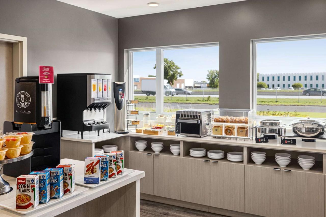 Microtel Inn & Suites Dorval Qc Esterno foto