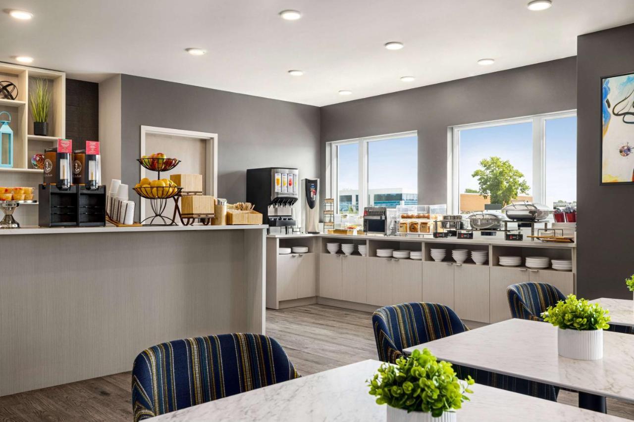 Microtel Inn & Suites Dorval Qc Esterno foto
