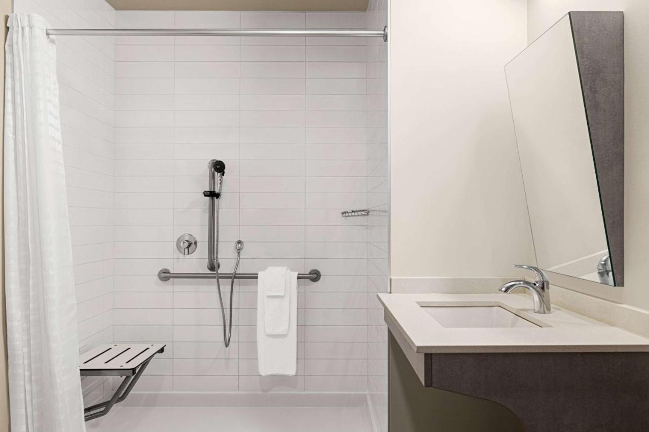 Microtel Inn & Suites Dorval Qc Esterno foto