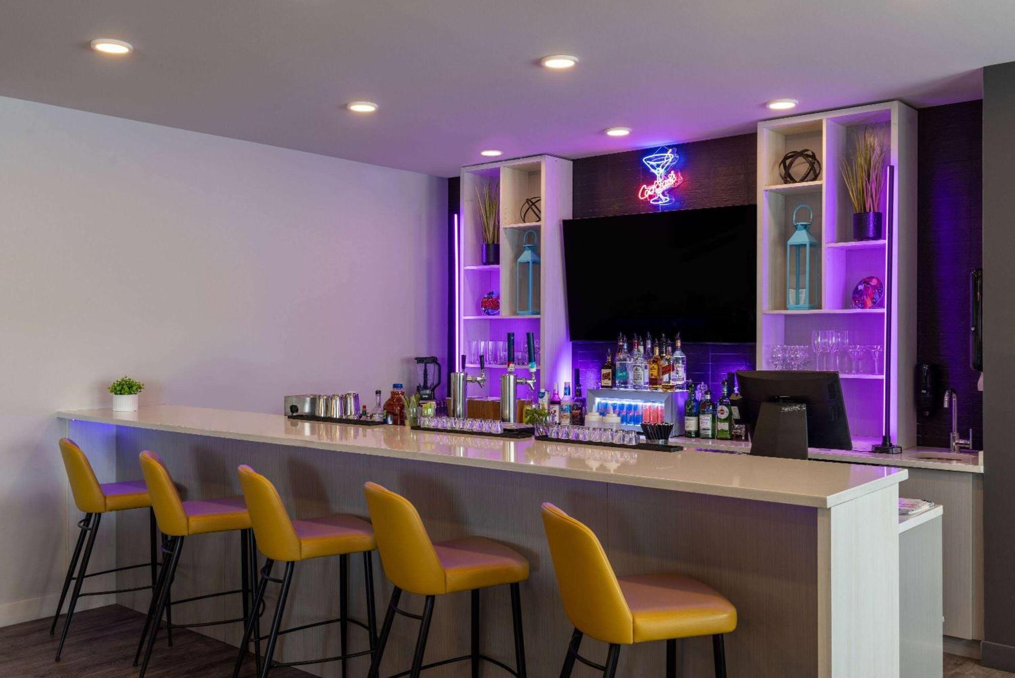 Microtel Inn & Suites Dorval Qc Esterno foto