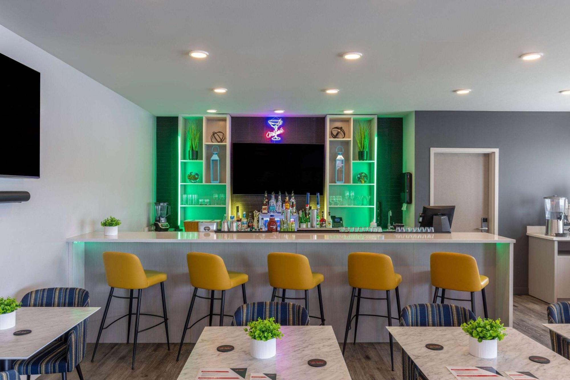 Microtel Inn & Suites Dorval Qc Esterno foto